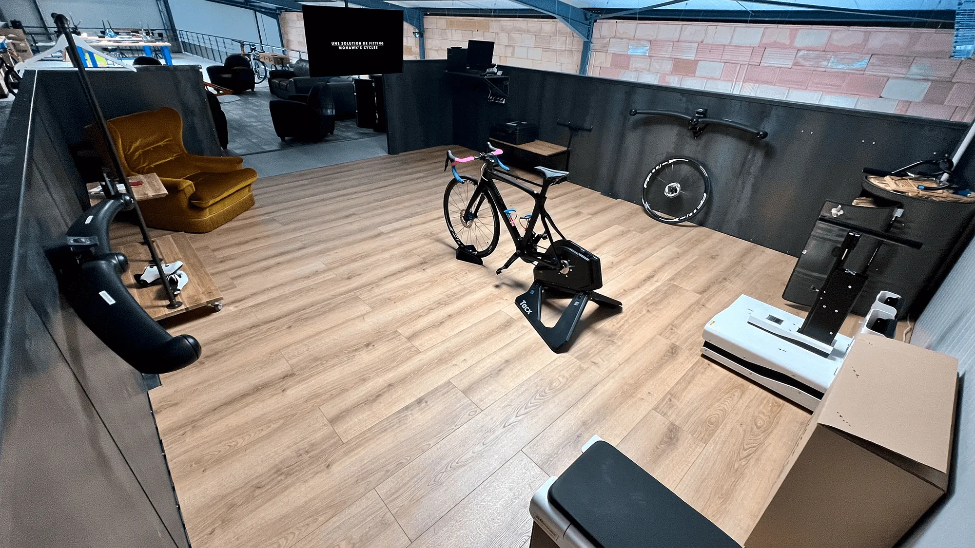 Espace moderne pour la configuration de vélo personnalisé chez Elements Cycles